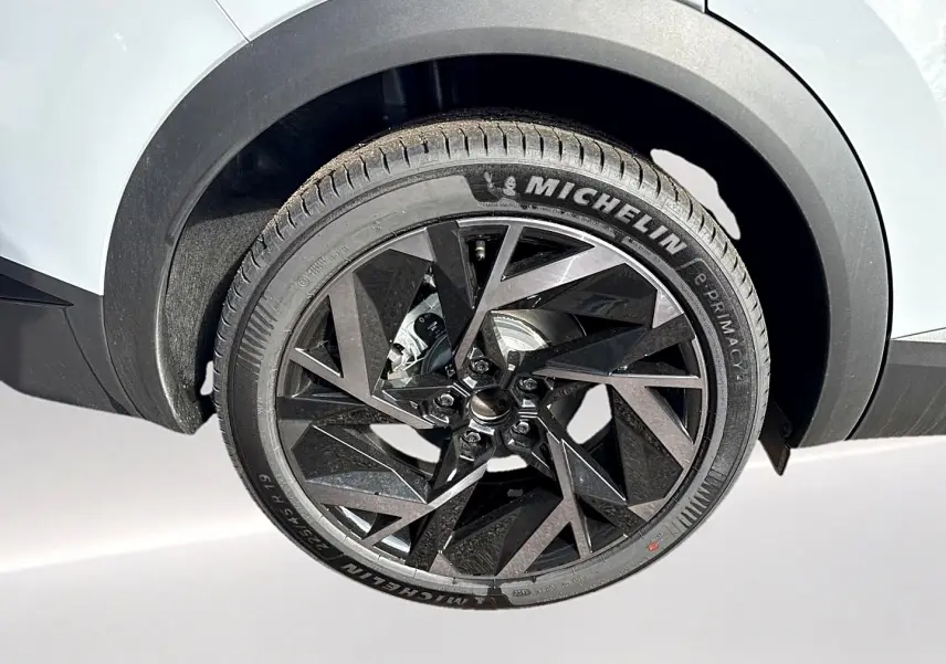 Gros plan sur la roue arrière droite gris rafale du Renault Symbioz 1.8 e-tech full hybrid avec jante alu noire au design géométrique.