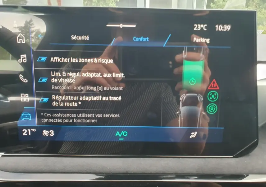 Écran tactile central de la Renault Clio VI gris Rafale montrant les options d’assistance à la conduite.