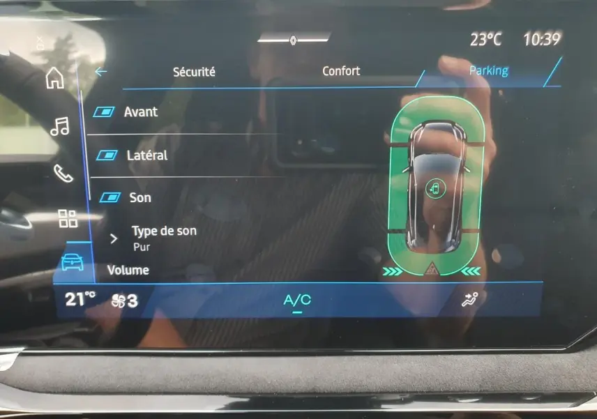 Écran tactile intérieur montrant l'assistance au parking avec vue aérienne du véhicule gris Rafale.