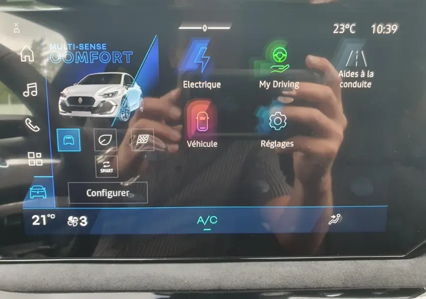 Écran tactile central de la Renault Clio VI gris Rafale affichant le mode Multi-Sense Comfort en intérieur.