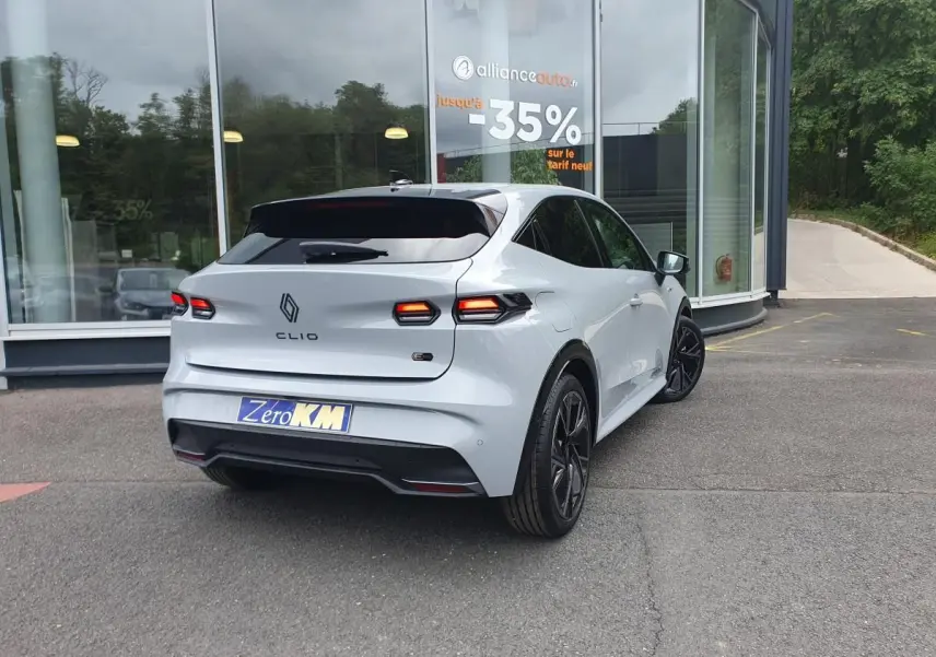 Renault Clio VI gris Rafale vue 3/4 arrière droit, jantes alliage 18” et feux LED signature Alpine.