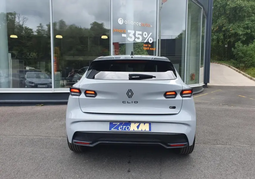 Vue arrière de la Renault Clio VI gris Rafale avec feux LED allumés et logo distinctif au centre du hayon.