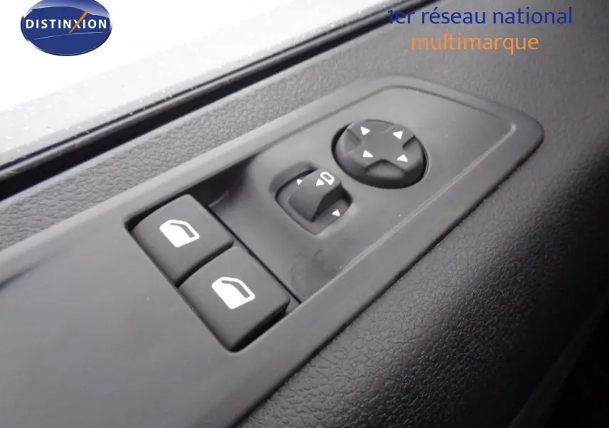 Commande électrique des vitres et rétroviseurs sur la porte côté conducteur du Peugeot Expert Cabine Approfondie gris 2023.