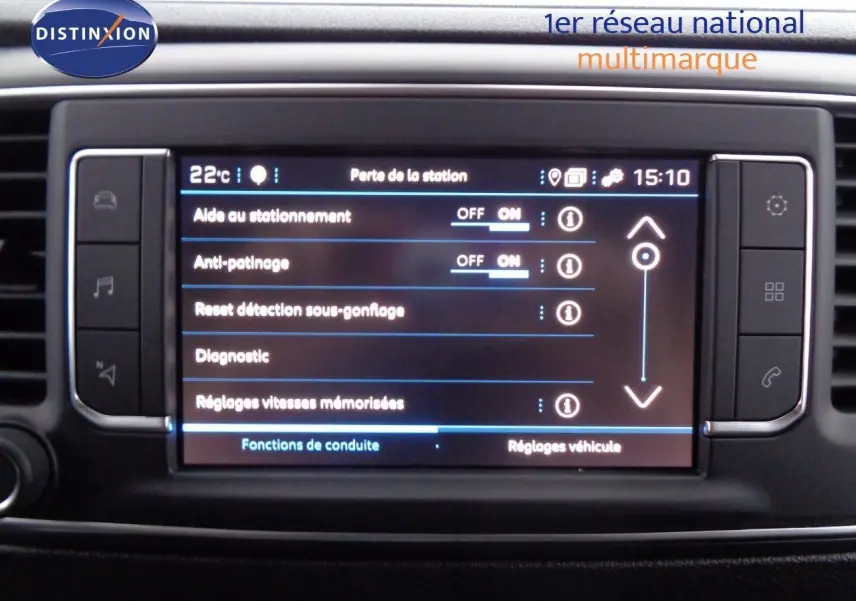 Écran tactile central du Peugeot Expert Long 2023 montrant les réglages d'aide à la conduite, intérieur noir.