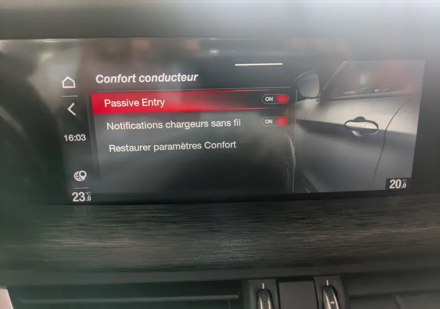 Écran multimédia affichant les réglages de confort conducteur avec vue partielle de la porte côté droit gris clair.