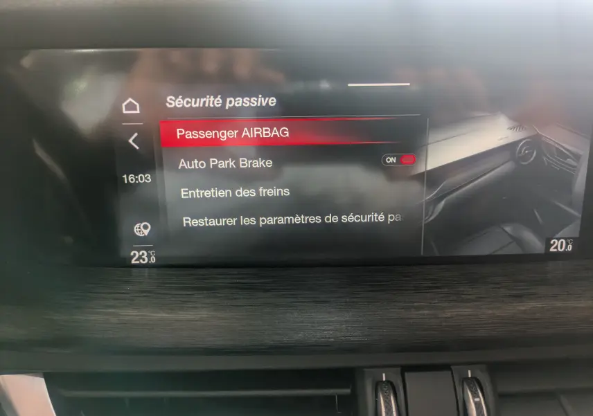 Écran tactile du tableau de bord de l'Alfa Romeo Stelvio 2023 affichant les réglages de sécurité passive.
