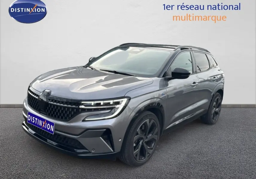 Renault Austral gris schiste avec toit noir en 3/4 avant droit, mettant en valeur ses jantes noires et sa calandre distinctive.