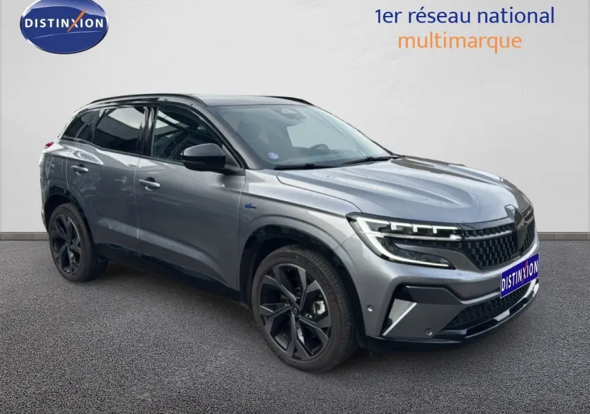 Renault Austral 2024 gris schiste avec toit noir, vue 3/4 avant mettant en valeur ses jantes noires et son design moderne.