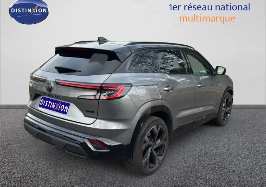 Renault Austral gris schiste toit noir en 3/4 arrière droit, hayon main libre et jantes noires distinctives visibles.