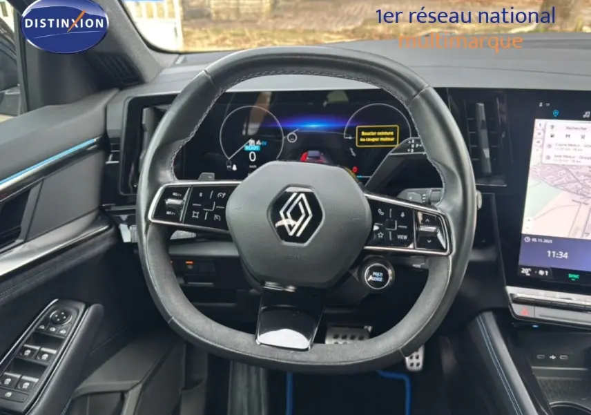 Vue intérieure centrée sur le volant multifonction noir du Renault Austral 2024 avec tableau de bord numérique et écran tactile.