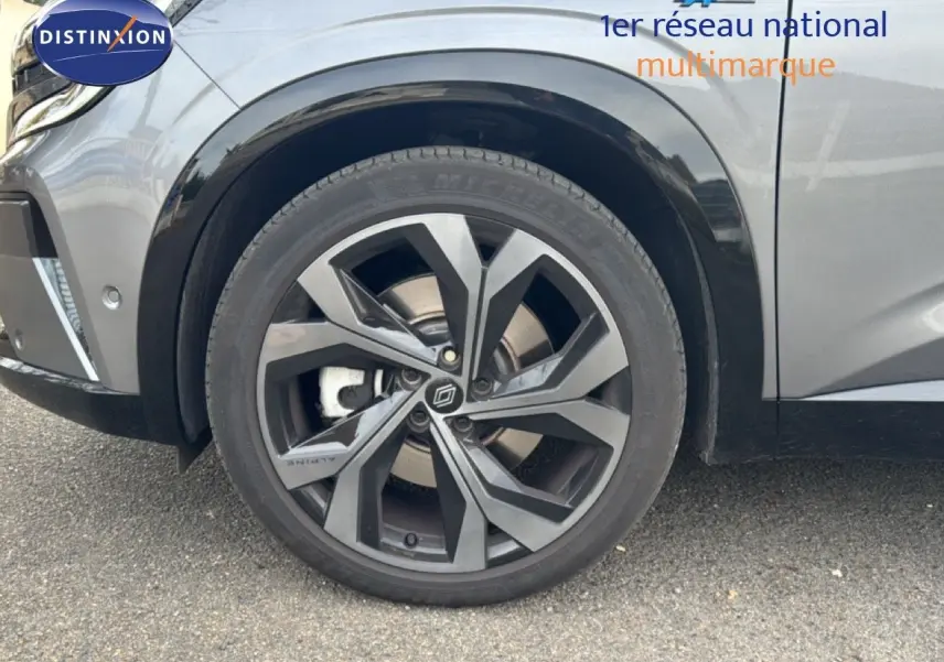 Gros plan sur la roue avant gauche du Renault Austral gris schiste avec jante biton esprit Alpine.