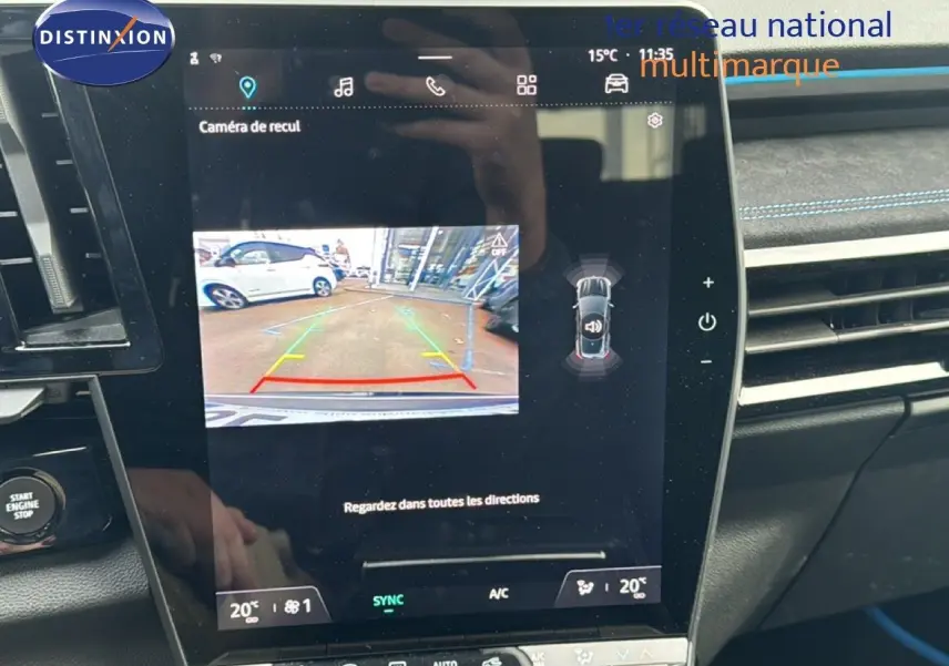 Écran central du Renault Austral 2024 affichant la caméra de recul avec tableau de bord noir et surpiqûres bleues.