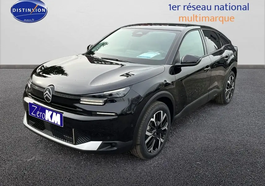 Citroën C4 noir métal vue 3/4 avant droit avec jantes alliage et coques de rétroviseurs noires brillantes.