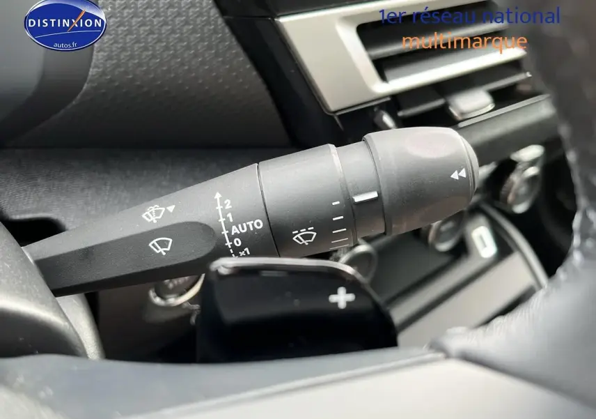 Gros plan sur la commande d’essuie-glace et palette de changement de vitesse dans l’habitacle d’une Citroën C4 noire.