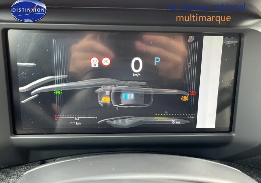 Vue rapprochée du combiné numérique couleur de la Citroën C4 noire, affichant la vitesse et l'état hybride.