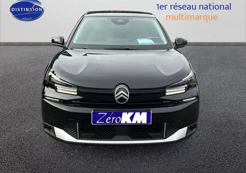 Vue avant d'une Citroën C4 noire métal 2025 avec calandre noire et détails argentés sur le pare-chocs.