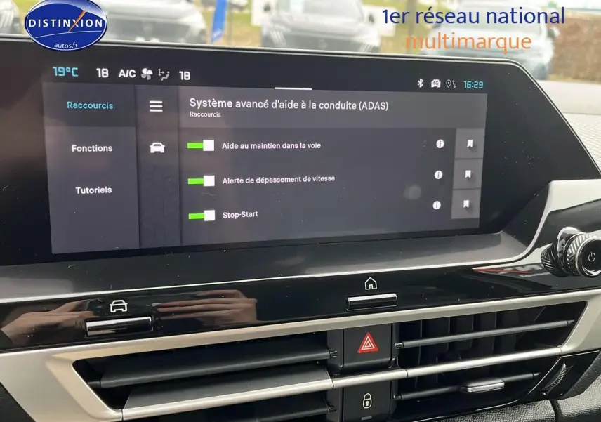 Écran tactile central de la Citroën C4 1.2 hybride 136 noir métal affichant les aides à la conduite avancées.