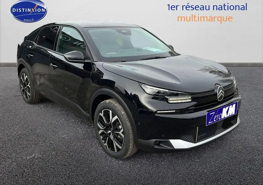 Citroën C4 hybride noir métal en 3/4 avant droit avec jantes alliage et vitres arrière surteintées.