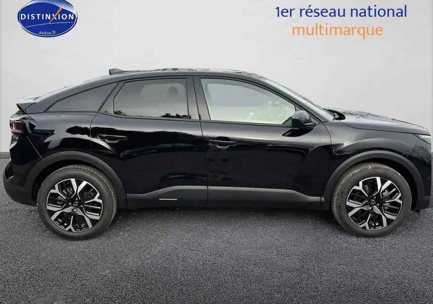 Profil côté gauche d'une Citroën C4 noire métal 2025 avec jantes alliage 18 pouces et vitres surteintées.