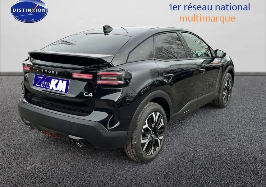 Vue 3/4 arrière droite d'une Citroën C4 noire métal avec jantes alliage et vitres arrière surteintées.