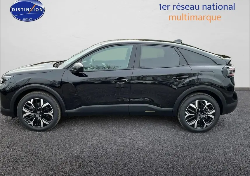 Profil côté gauche d'une Citroën C4 noire métal 2025 avec jantes alliage 18 pouces et rétroviseurs noirs brillants.