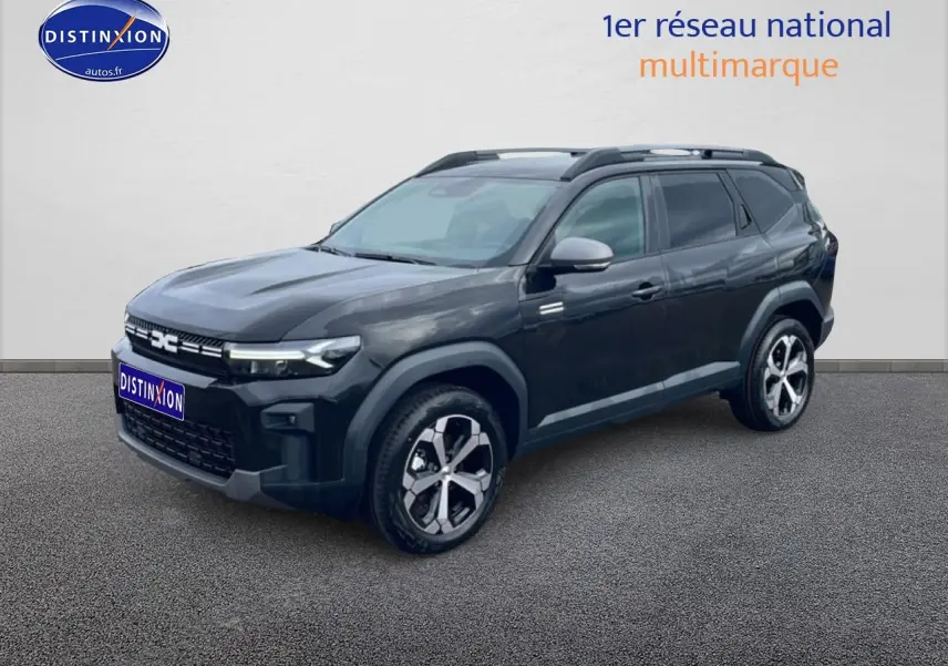 Dacia Bigster 1.8 hybrid noir en 3/4 avant droit, avec jantes alliage diamantées et barres de toit visibles.