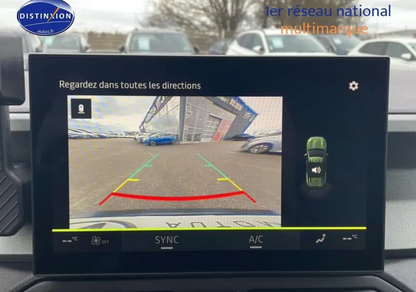 Écran central montrant la caméra de recul du Dacia Bigster noir, avec lignes de guidage colorées en rouge, jaune et vert.