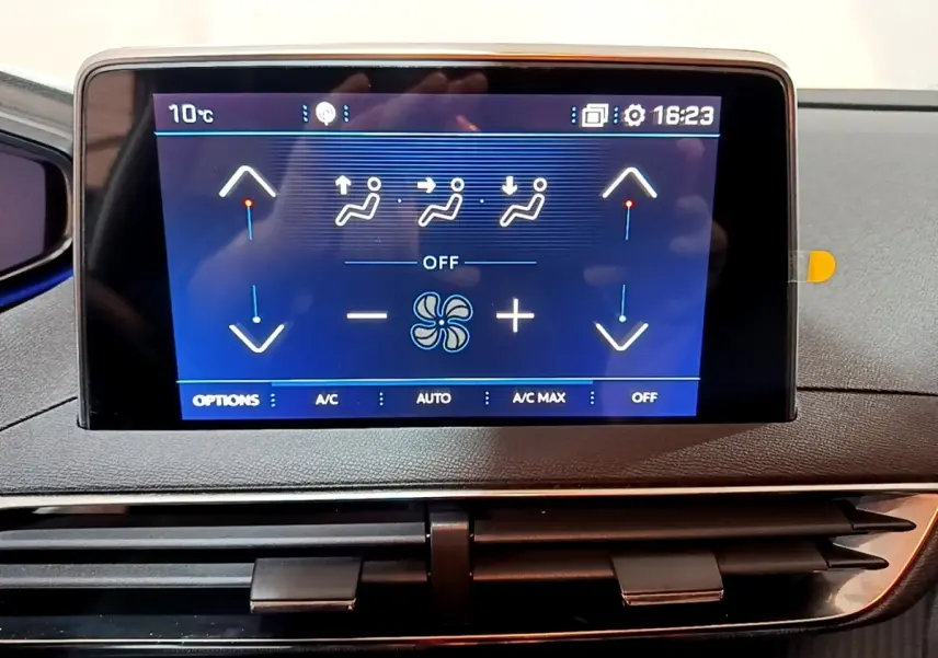 Écran tactile central du tableau de bord du Peugeot 3008 gris clair, affichant les commandes de climatisation.