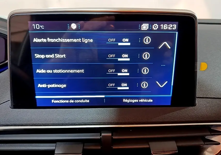 Écran tactile central du tableau de bord du Peugeot 3008 gris clair affichant les réglages d’aide à la conduite.