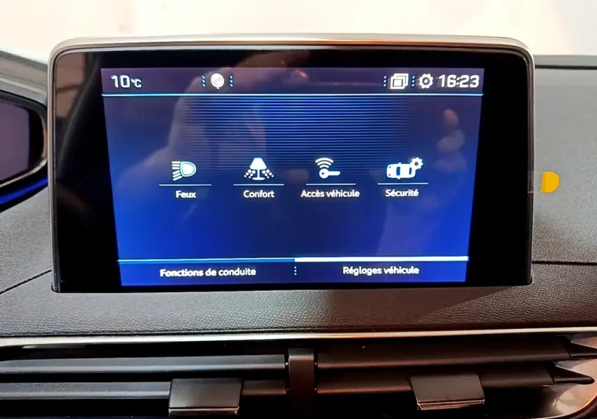 Écran tactile central du tableau de bord du Peugeot 3008 gris clair, affichant les réglages du véhicule.