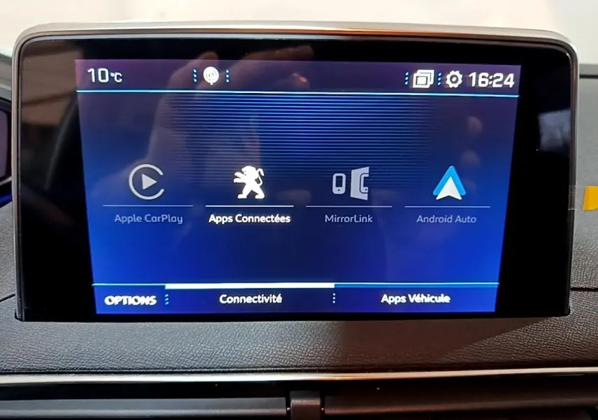 Écran tactile central du tableau de bord du Peugeot 3008 gris clair, affichant les options Apple CarPlay et Android Auto.