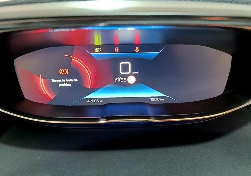 Affichage numérique du tableau de bord du Peugeot 3008 Puretech 130, indiquant 42 666 km et message frein de parking.