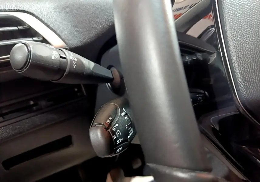 Gros plan sur les commandes au volant en cuir noir du Peugeot 3008 Puretech 130 S&S Active Business 2020.