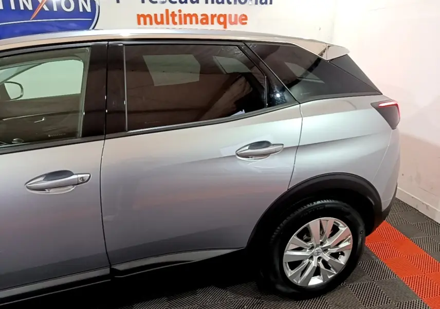 Vue latérale droite d'un Peugeot 3008 gris clair, mettant en valeur la ligne de caisse et la jante alliage arrière.