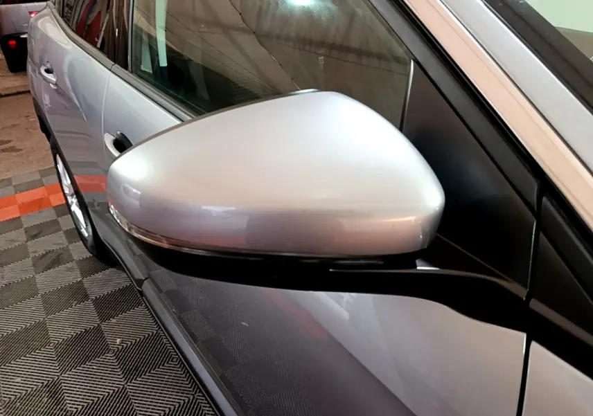 Vue rapprochée du rétroviseur côté gauche gris clair du Peugeot 3008 Puretech 130 S&S Active Business 2020.