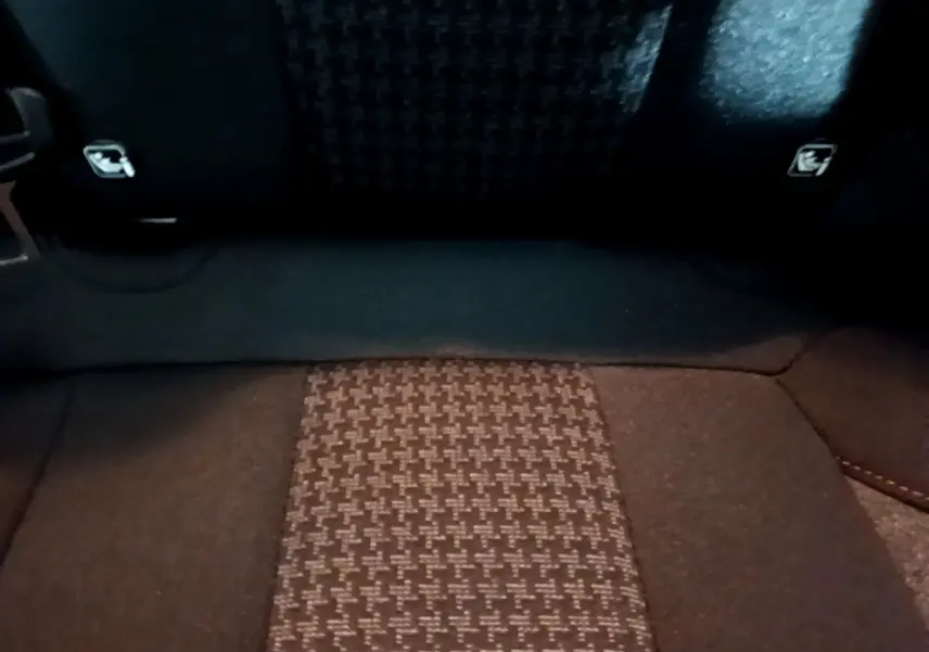 Gros plan sur la banquette arrière en tissu gris foncé avec motifs géométriques du Peugeot 3008 2020.