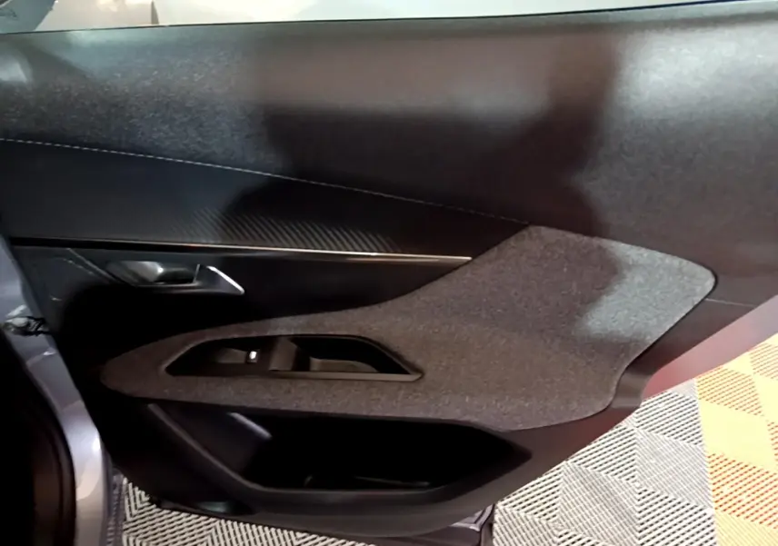 Vue intérieure du panneau de porte côté conducteur gris foncé du Peugeot 3008 Puretech 130 S&S Active Business 2020.