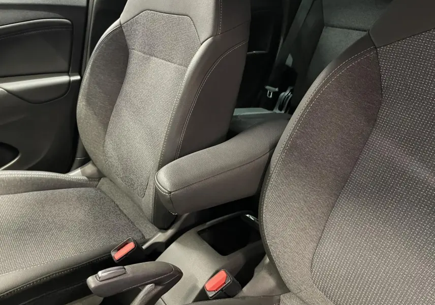Gros plan sur les sièges avant gris tissu avec accoudoir central du côté droit de l’Opel Crossland 2024.