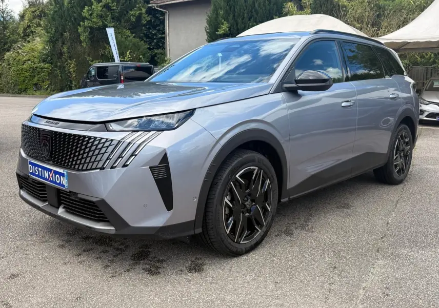 Peugeot 5008 Hybrid gris Artense vue 3/4 avant droit, avec calandre noire et jantes alliage noires distinctives.