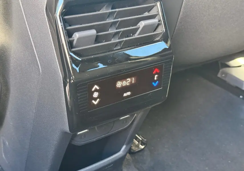 Vue rapprochée de la commande de climatisation arrière noire dans l’habitacle du Peugeot 5008 gris Artense 2025.