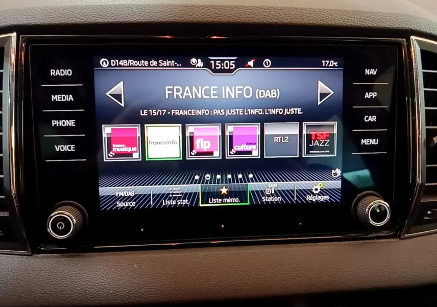 Écran tactile central du tableau de bord du Skoda Karoq 2022 affichant les stations radio numériques.