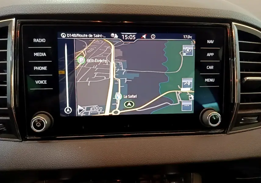 Écran tactile central du système de navigation du Skoda Karoq 1.5 TSI Business, affichage carte couleur.