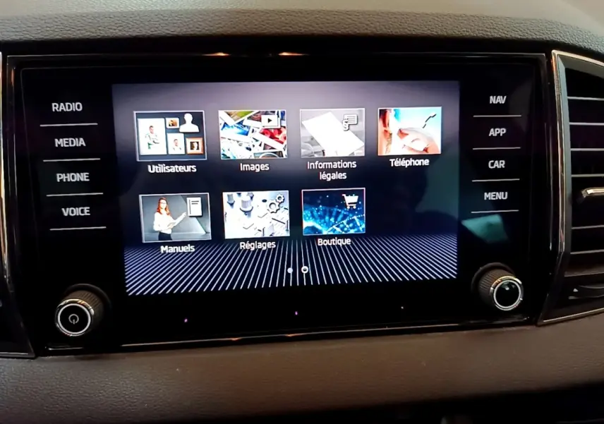 Écran tactile central du tableau de bord du Skoda Karoq 1.5 TSI Business, affichant le menu principal.