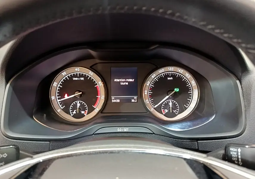 Vue rapprochée du tableau de bord numérique du Skoda Karoq 2022, affichant compte-tours et vitesse.