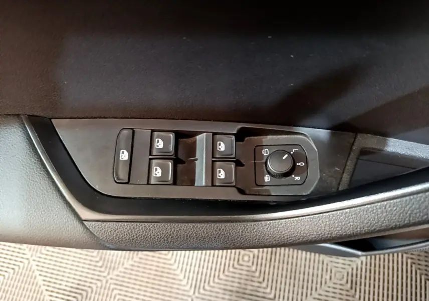 Commande des vitres électriques et réglage des rétroviseurs côté conducteur du Skoda Karoq 2022 gris clair.