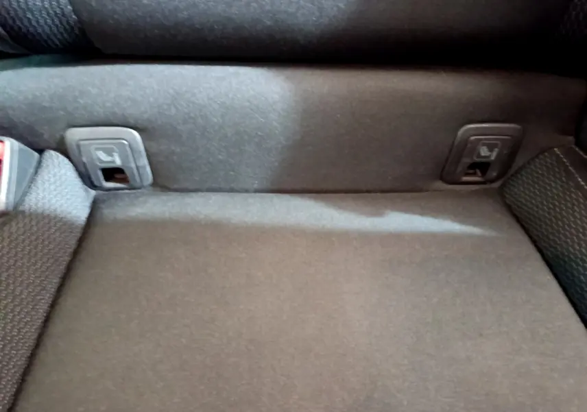 Détail de l’assise arrière gris foncé du Skoda Karoq 2022 avec ancrages Isofix visibles de chaque côté.