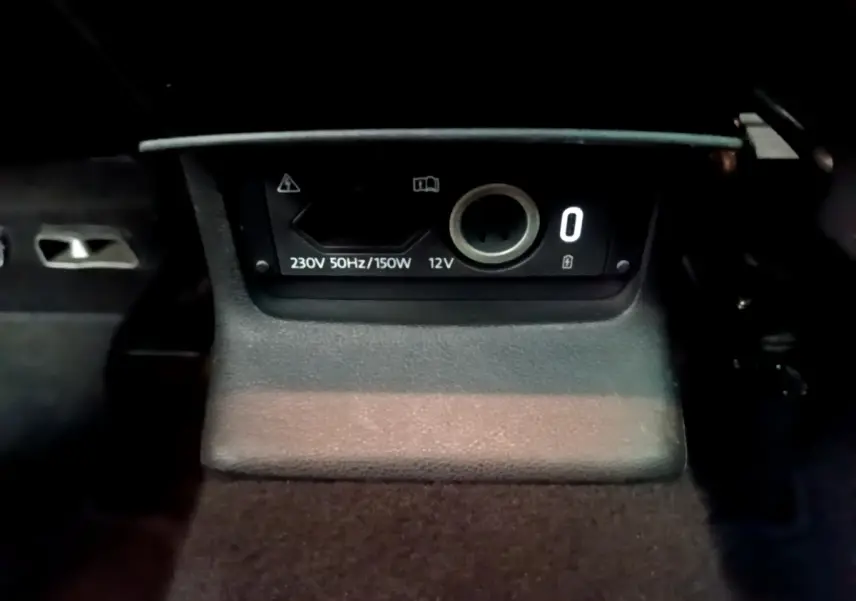 Prise 230V et 12V en gros plan dans le coffre du Skoda Karoq gris clair 2022, version Business.