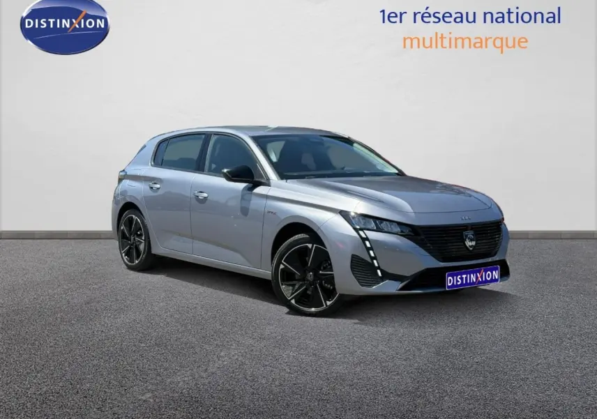 Peugeot 308 e-308 noir Perla Nera vue 3/4 avant droit, jantes alliage noires et feux LED distinctifs.