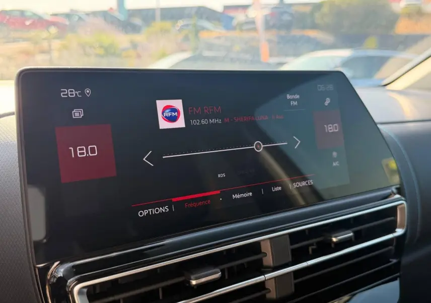 Écran tactile central affichant la radio FM dans l'habitacle du Citroën C5 Aircross gris Platinium.