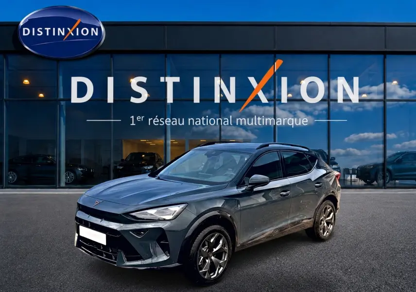 Vue 3/4 avant d'un CUPRA Formentor bleu fjord avec jantes 18 pouces, devant une vitrine Distinxion.